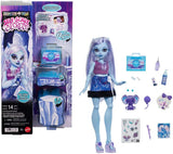 Monster High Self-Scare Secrets Abbey Bominable bambola e set di accessori con 13 sorprese realistiche come l'henné, disegni e uncinetto JHK44