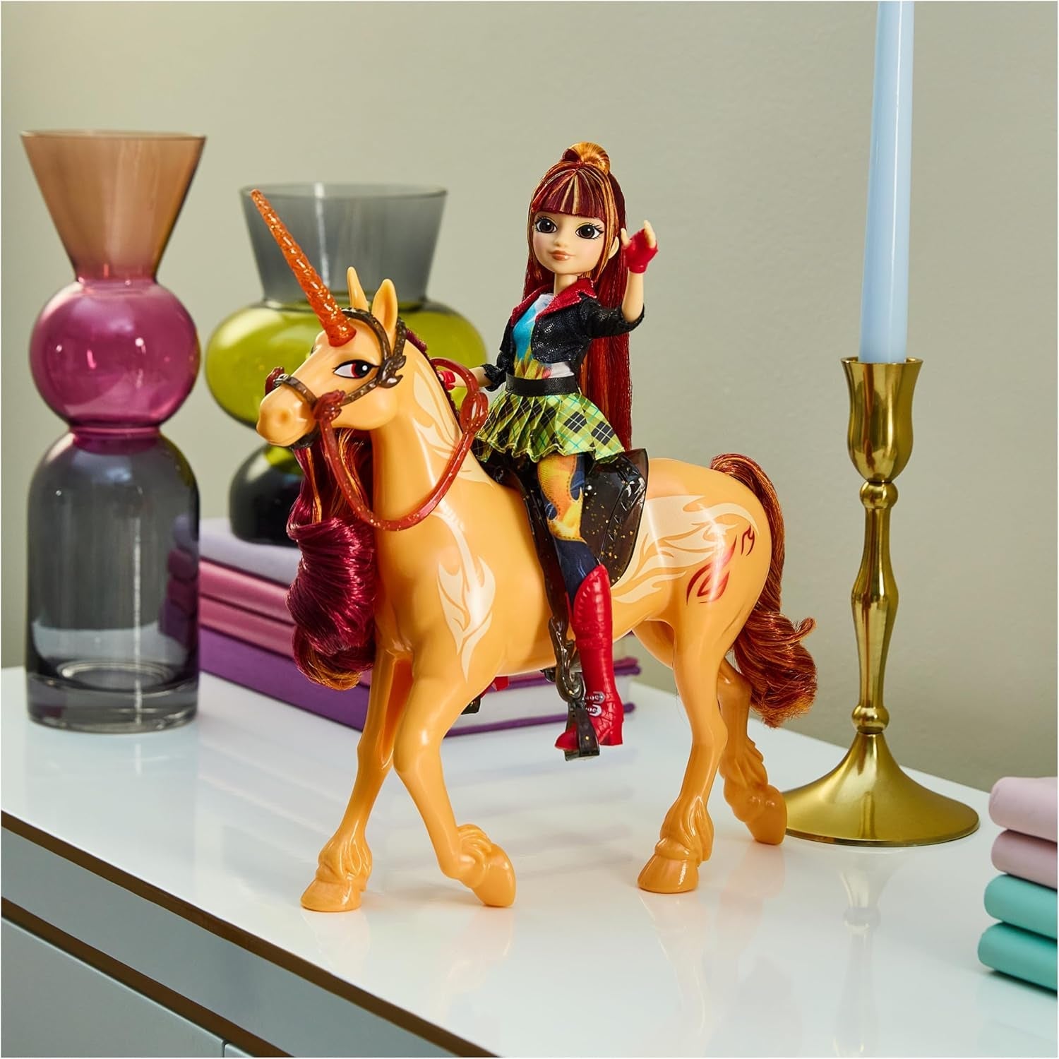 Unicorn Academy Cinder l'Unicorno - Unicorno originale Valentina della serie Netflix alto 28 cm, con vera criniera e coda, briglie, sella e spazzola rimovibili, per bambini dai 4 anni in su