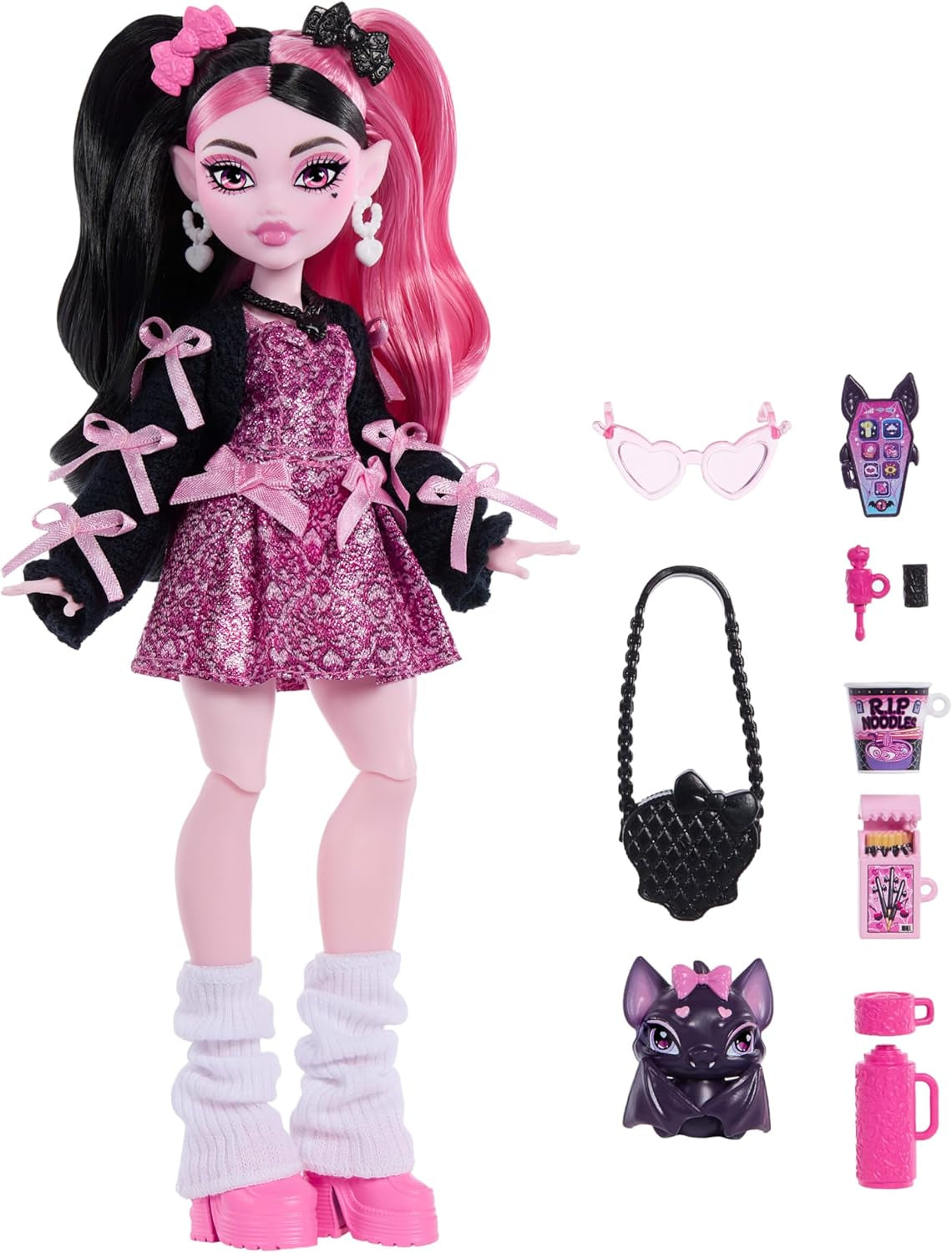 Monster High bambola Draculaura in abito rosa con fiocchi e cardigan nero con il conte favoloso pipistrello e 7 accessori tra cui ramen, rossetto e borsa, JHK29