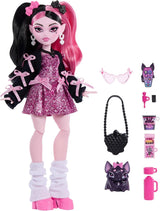 Monster High bambola Draculaura in abito rosa con fiocchi e cardigan nero con il conte favoloso pipistrello e 7 accessori tra cui ramen, rossetto e borsa, JHK29