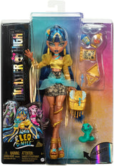 Bambola Monster High Cleo De Nile con camicetta dorata e gonna a strati, include il cobra Hissette e accessori come uno zaino, uno snack e un rotolo di carta igienica, HXH74