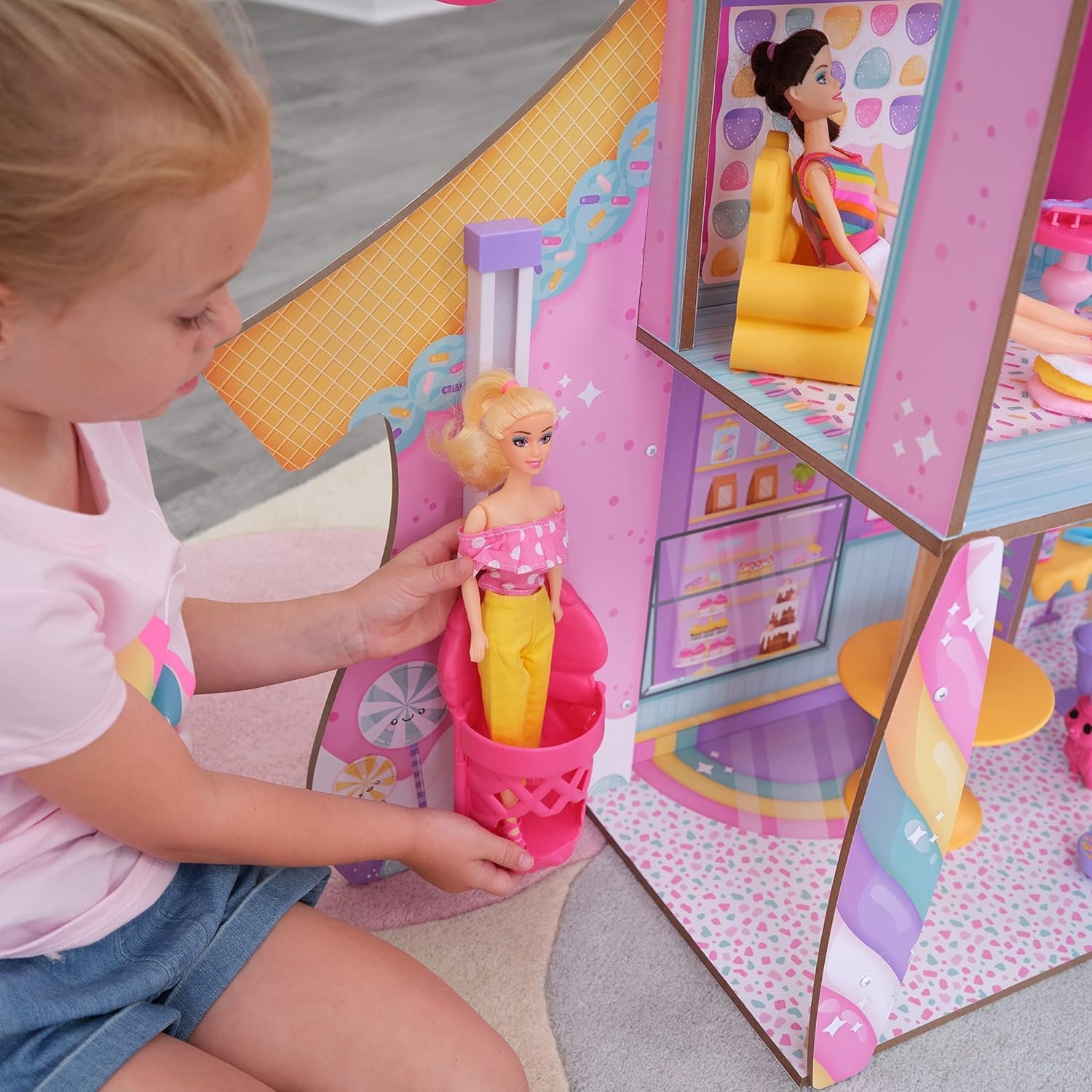KidKraft Casa delle Bambole in Legno Castello di Caramelle con Mobili e Accessori, Casetta con Lama Unicorno, Elevatore a Cono Gelato e Sedia con Orsetto Gommoso per Bambole, Giocattolo dai 3 Anni in su, 20242