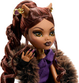 Monster High Doll House of Wolves Clawdeen Wolf Figura da collezione con pelliccia sintetica Cappotto jacquard Giacca viola Abito Pantaloni dorati e accessori JDR66