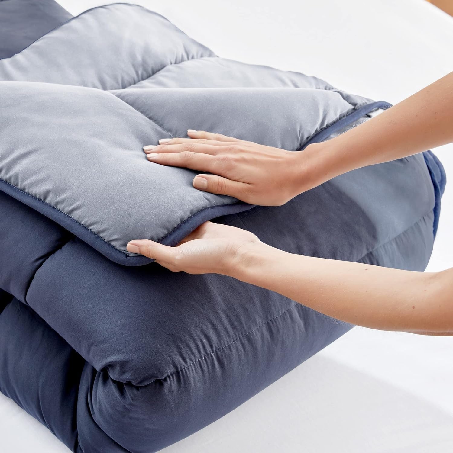 Pikolin Home - Piumino reversibile 300 G - Imbottitura nordica bicolore - Per letto 90 - confortevole, caldo, traspirante, blu navy, 135 X 200 cm Piumini e trapunte Naty Shop