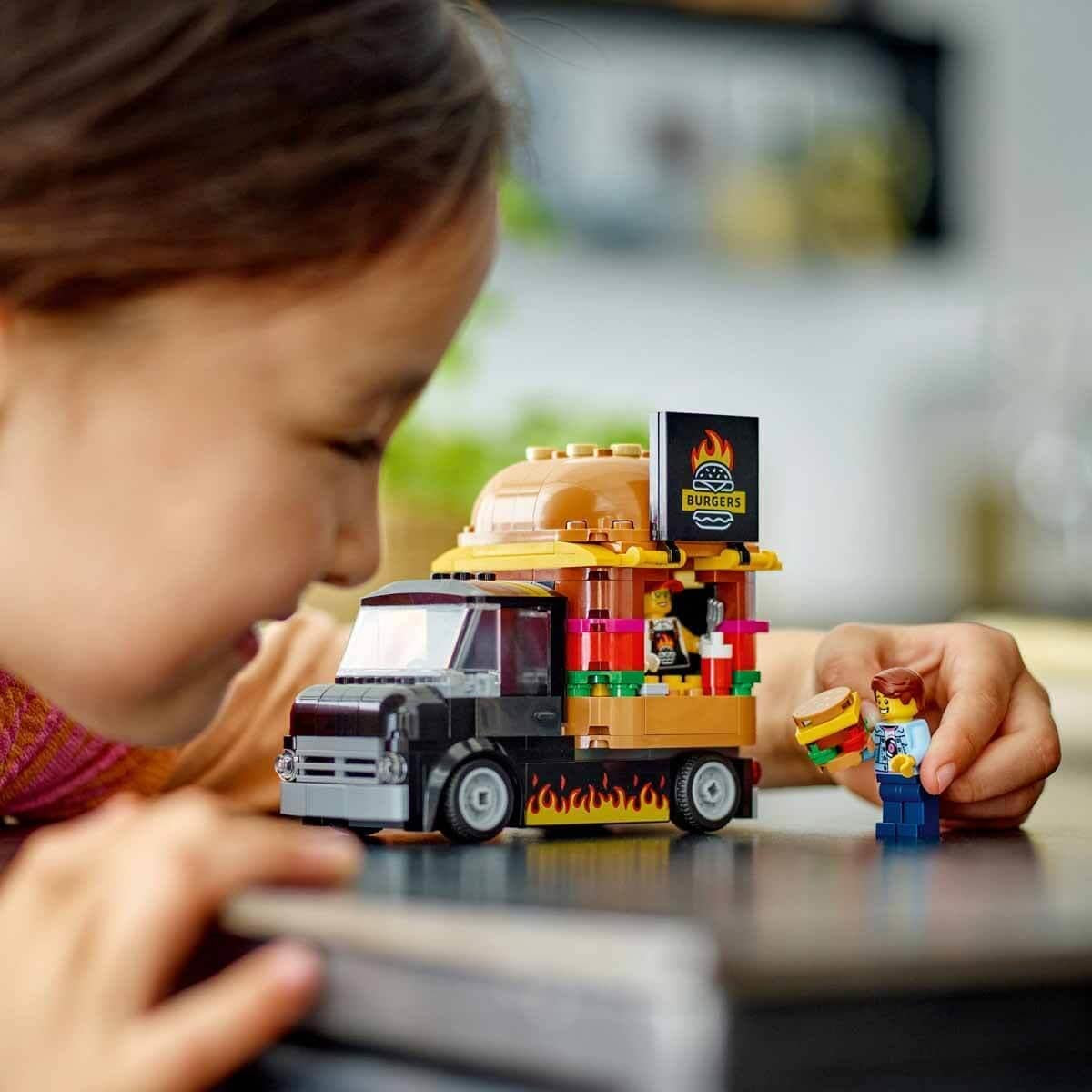 LEGO City Set da costruzione del camion degli hamburger con macchinina per bambini di 5 anni, minifigure del camion del cibo e accessori, regalo divertente per ragazzi e ragazze 60404 Set da costruzione Besuche den LEGO-Store