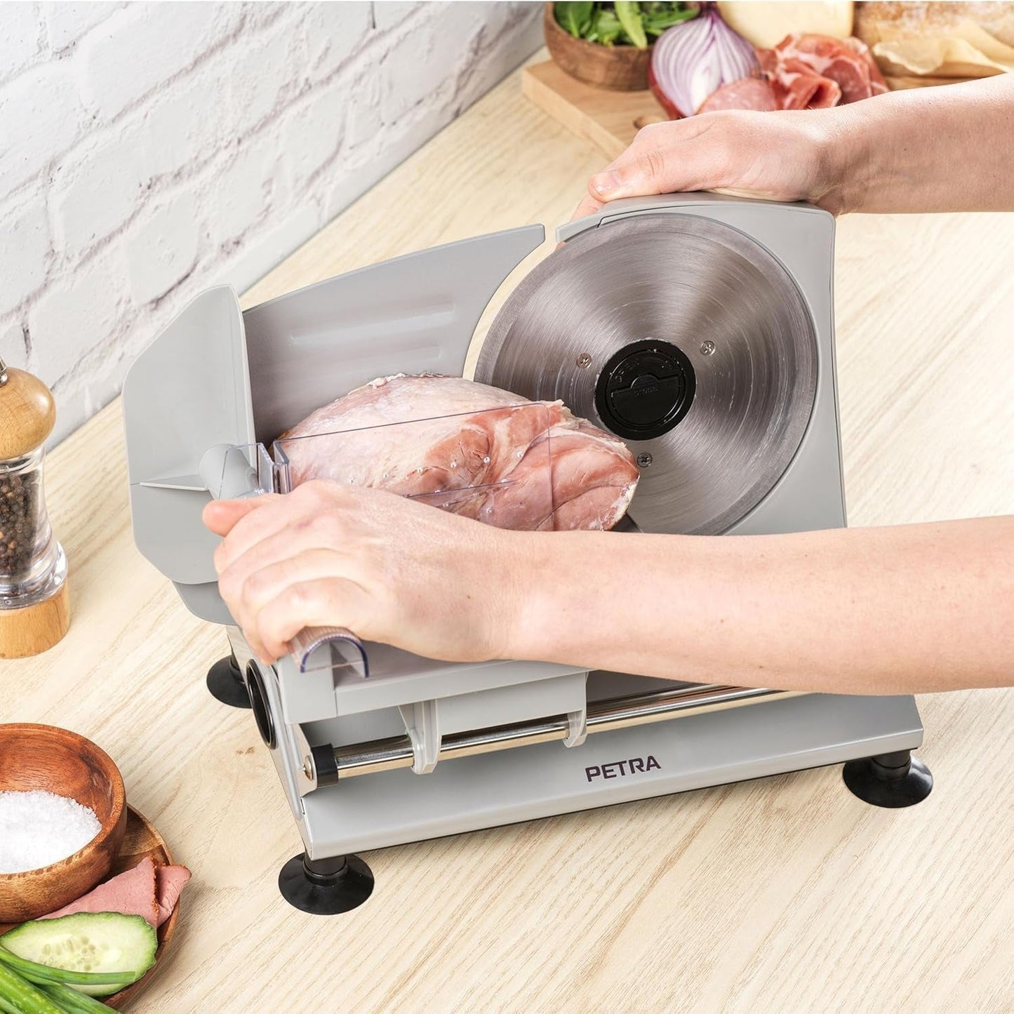 Petra PT4636VDE Affettatrice elettrica multifunzione, spessore di taglio 1-15Mm, 3 lame lisce in acciaio inox Trituratori e Affettatrici Naty Shop