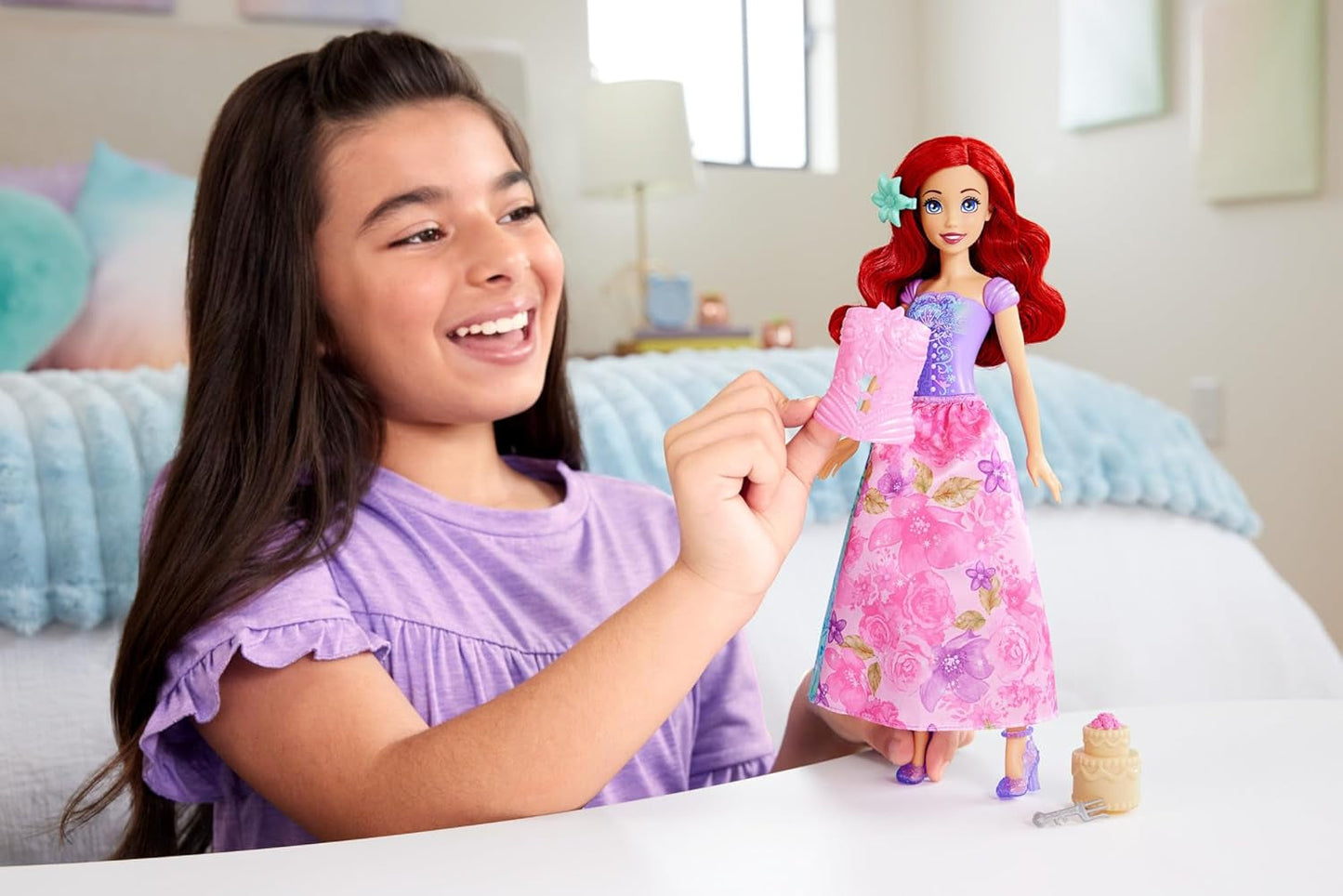 Mattel Disney Princess Ariel Set di bambole alla moda Spin & Reveal con 11 sorprese, inclusi 5 accessori, 5 adesivi e una scena di gioco ispirata al film HTV88