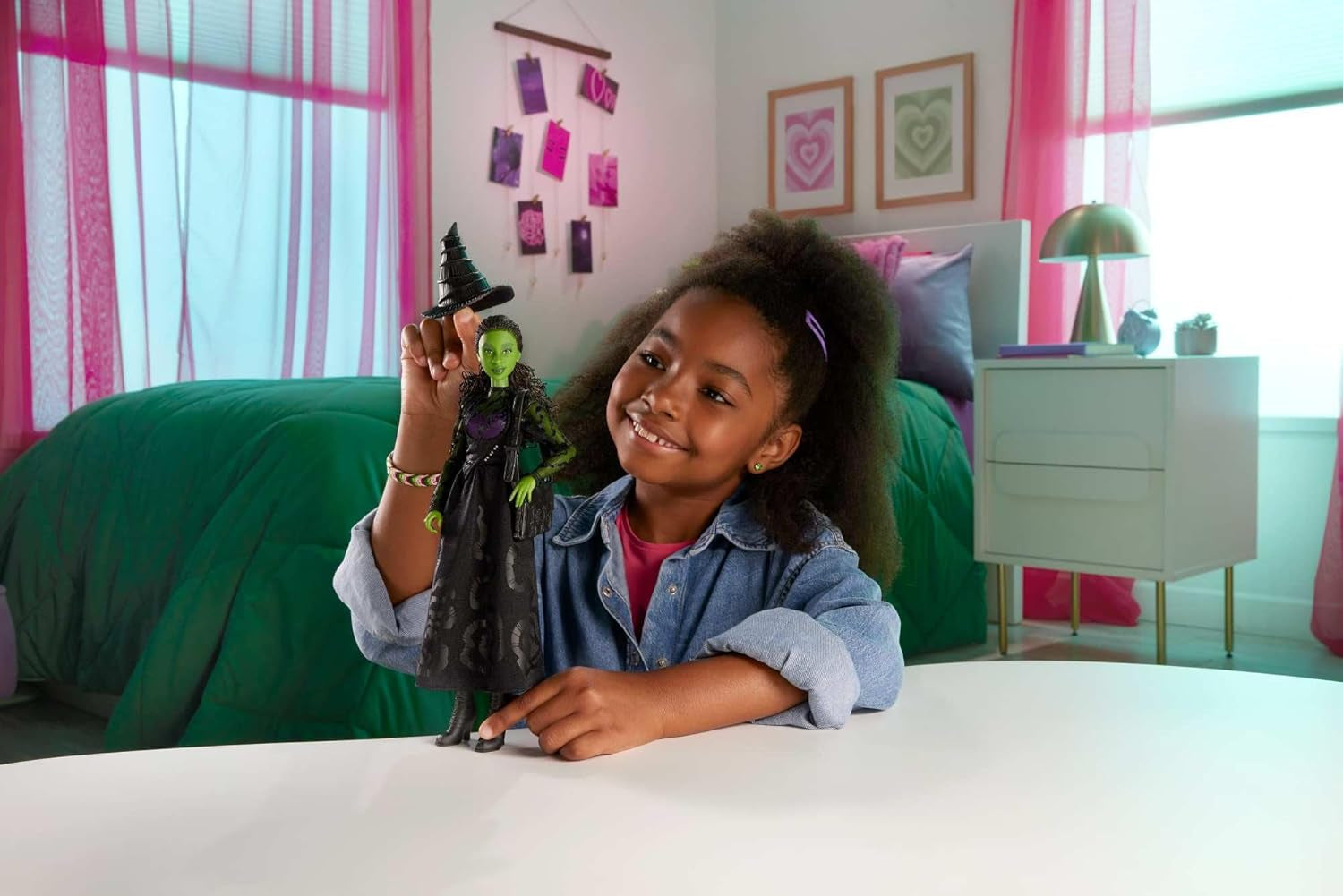 Mattel Wicked Elphaba Fashion Doll e accessori con pelle verde, capelli intrecciati neri, varie pose possibili e abito da ballo staccabile, HXT62, [Multicolore]
