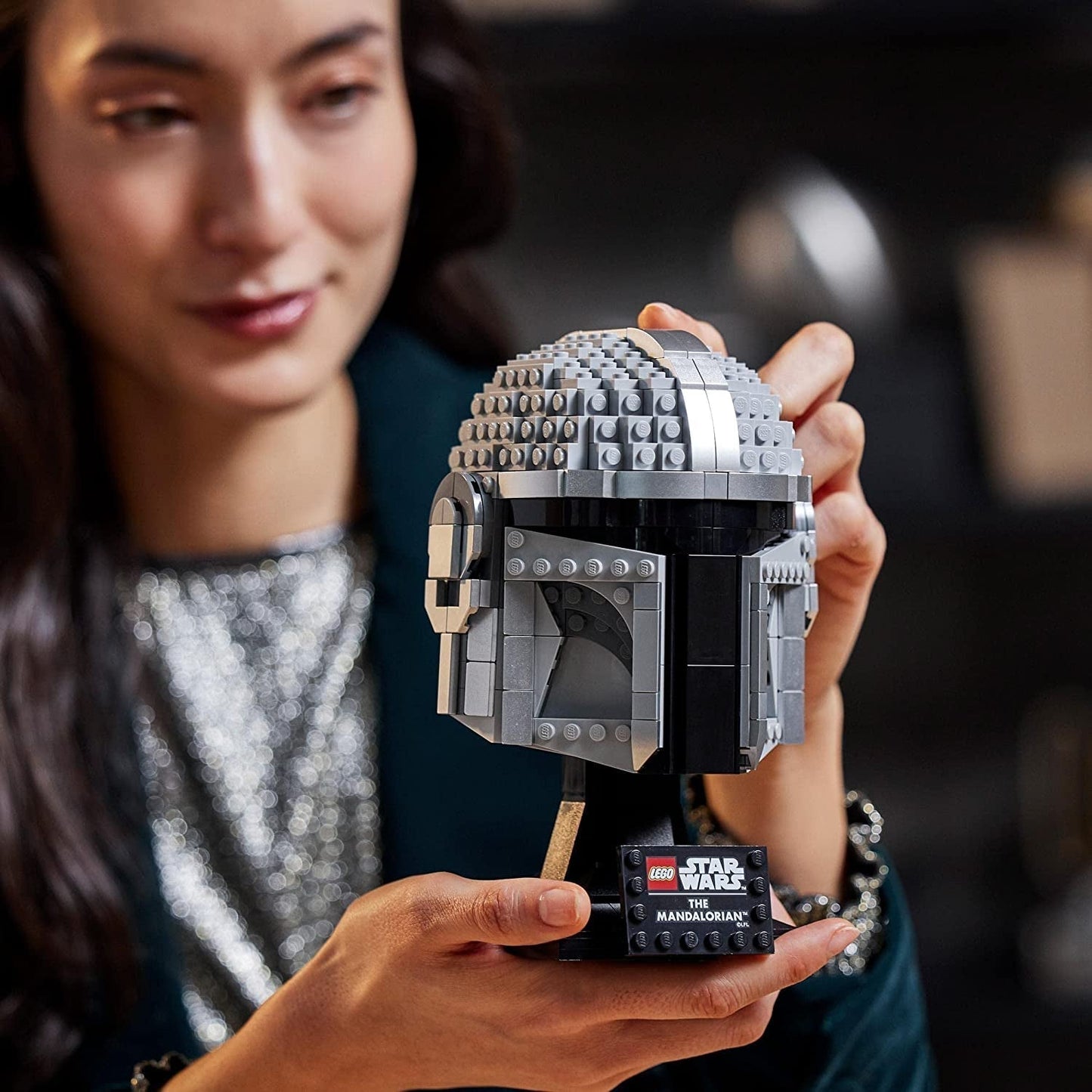 Modello di casco mandaloriano LEGO Star Wars, collezione di decorazioni per la stanza e un meraviglioso regalo per adulti, kit, uomini, donne, madre, padre, idea regalo da collezione 75328 Set di costruzione Besuche den LEGO-Store