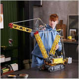 LEGO Technic Liebherr LR 13000 Set gru cingolata, costruisci il miglior modello di veicolo da costruzione telecomandato con app Control+, gru con sistema di verricello e braccio di sollevamento, kit modello grande per adulti 42146 Besuche Den LEGO-Store
