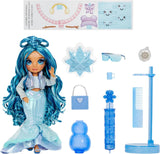 Rainbow High Winter Wonderland - Skyler (Blu) - Bambola alla moda con accumulo di acqua magica nascosta da 28 cm con set pupazzo di neve, adatta per bambini dai 4 ai 12 anni e collezionisti Naty Shop Dolls