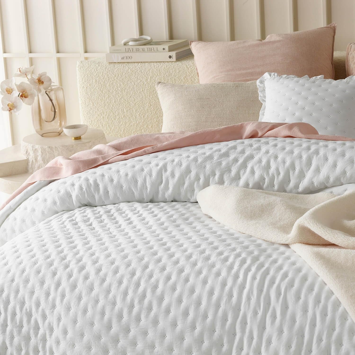 ROOM99 Molly Elegante copriletto in bianco 240 x 260 cm Copriletto versatile come copriletto o divano Coperta per letto e divano Stile coperta Ideale come copriletto Letti e coperte Beuche den ROOM99-Store
