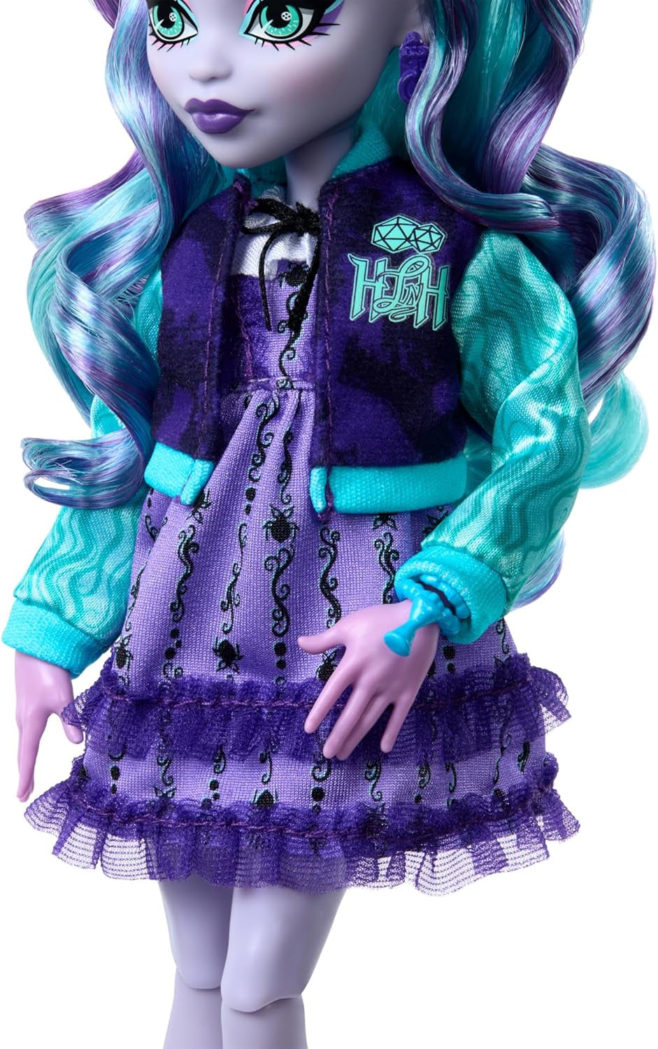 Monster High Fearbook Twyla Set di accessori a tema bambola e film club, giacca universitaria, album di laurea, gioco da tavolo e biscotti, HXW31