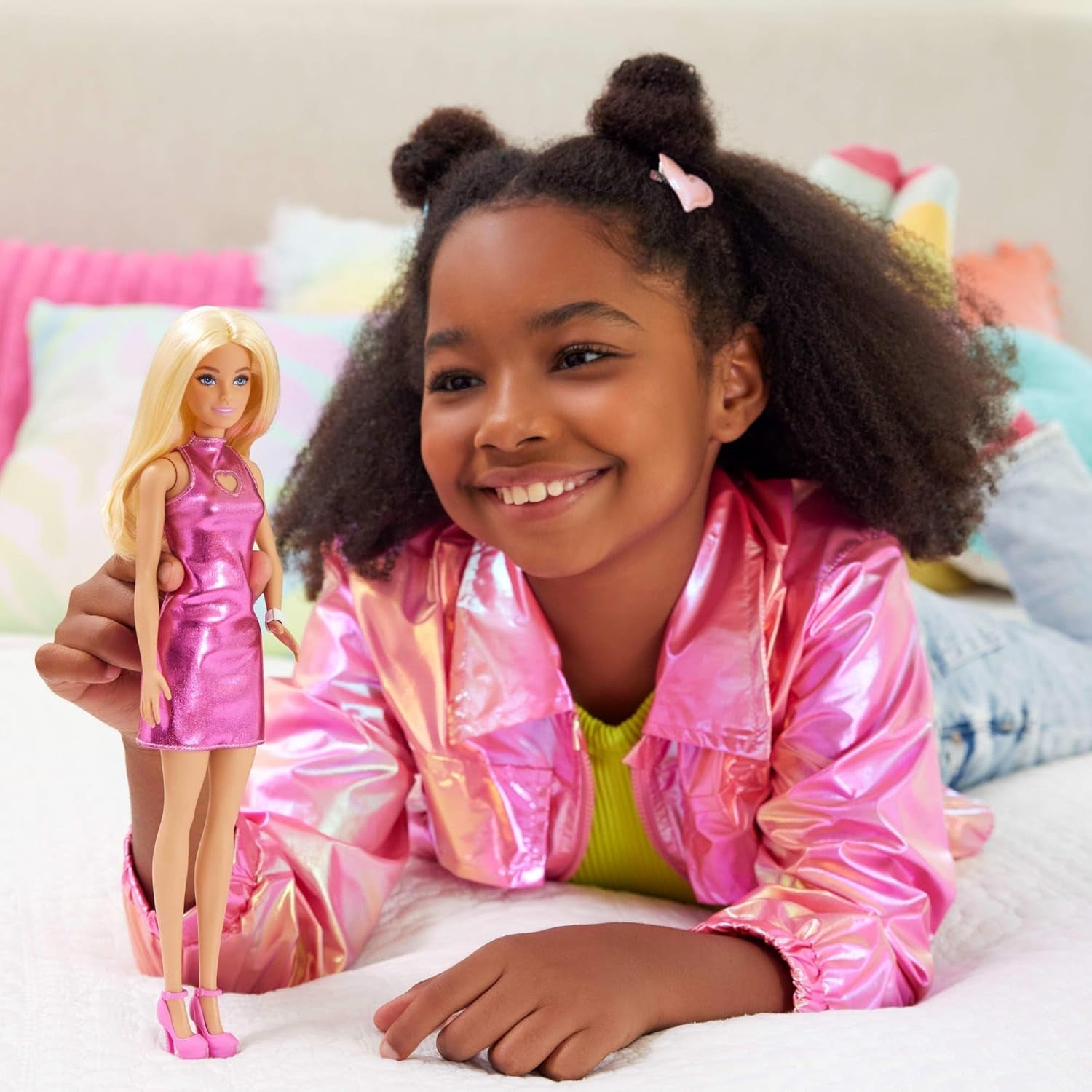 Bambola Barbie Fashionistas n. 230 con capelli biondi, miniabito rosa con cuori metallici ritagliati, braccialetto bianco e tacchi alti, HYT88