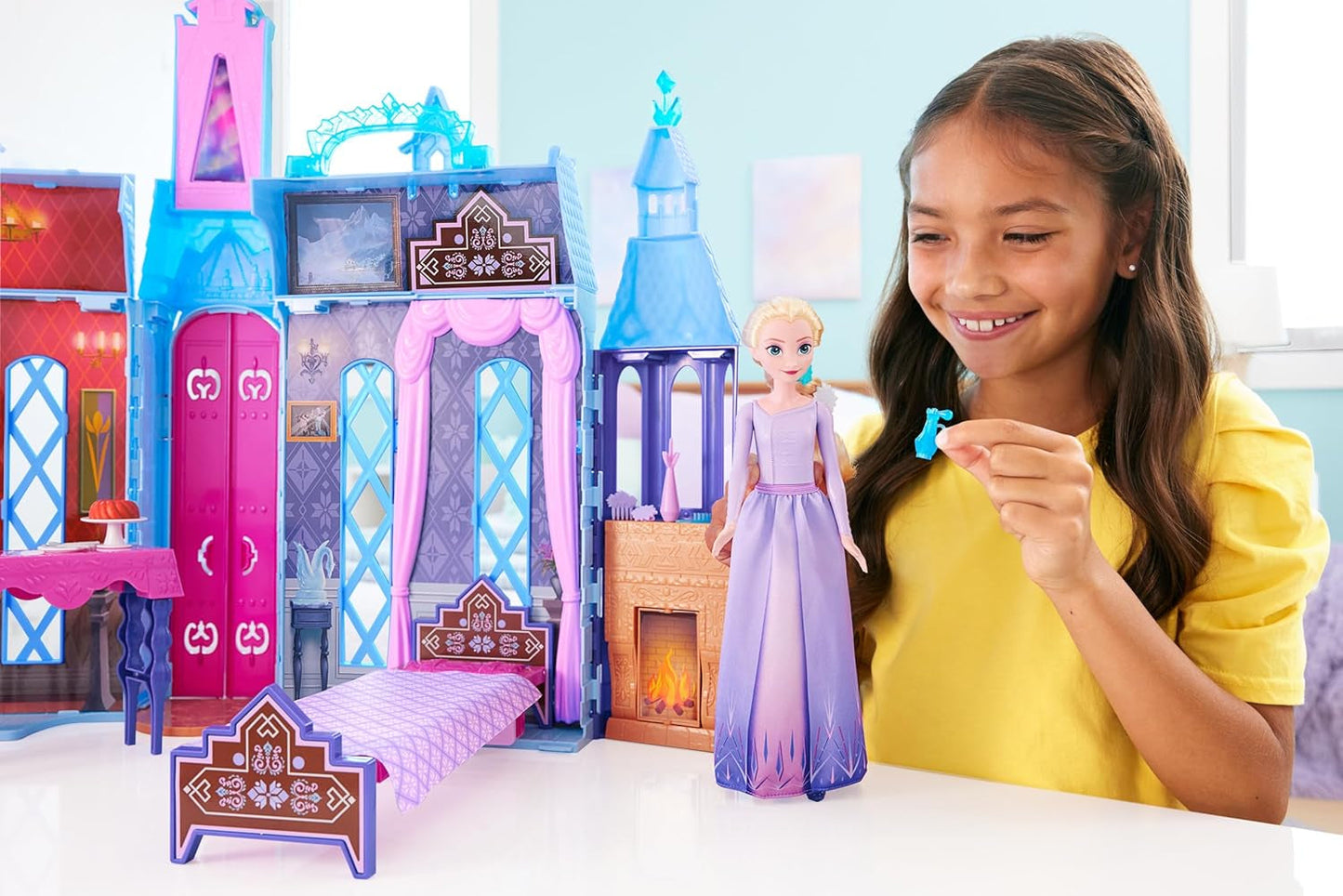 Mattel Disney Frozen - Casa delle bambole Castello Arendelle (60 cm+) con la bambola Elsa, 4 parchi giochi e 15 mobili e accessori Disney Frozen II, HLW61