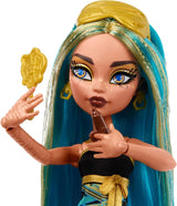 Monster High Buried Secrets Bambole e accessori Accogliente tema Creepover con bambola misteriosa e 5 sorprese svelabili (le figure possono variare), bambole HYV64 Naty Shop