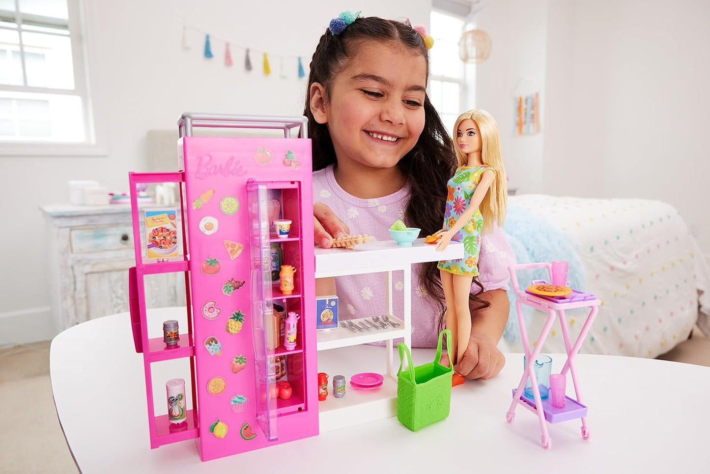 Barbie Doll Dispensa Playset con oltre 25 pezzi da cucina e accessori - Perfetto per i piccoli buongustai e regalo per bambini dai 3 anni in su, HJV38
