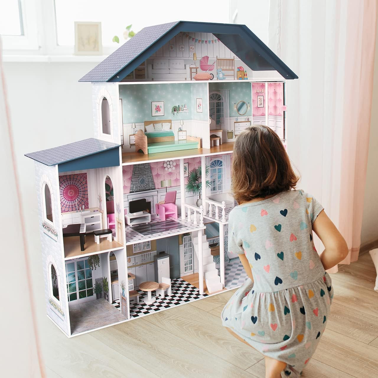 Deqube Casa delle bambole in legno, 4 piani, Casa delle bambole con decorazioni diverse e curate in ogni stanza, con 17 accessori - Dimensioni 135 X 36 X 128 cm (913D00016) Naty Shop Dollhouses