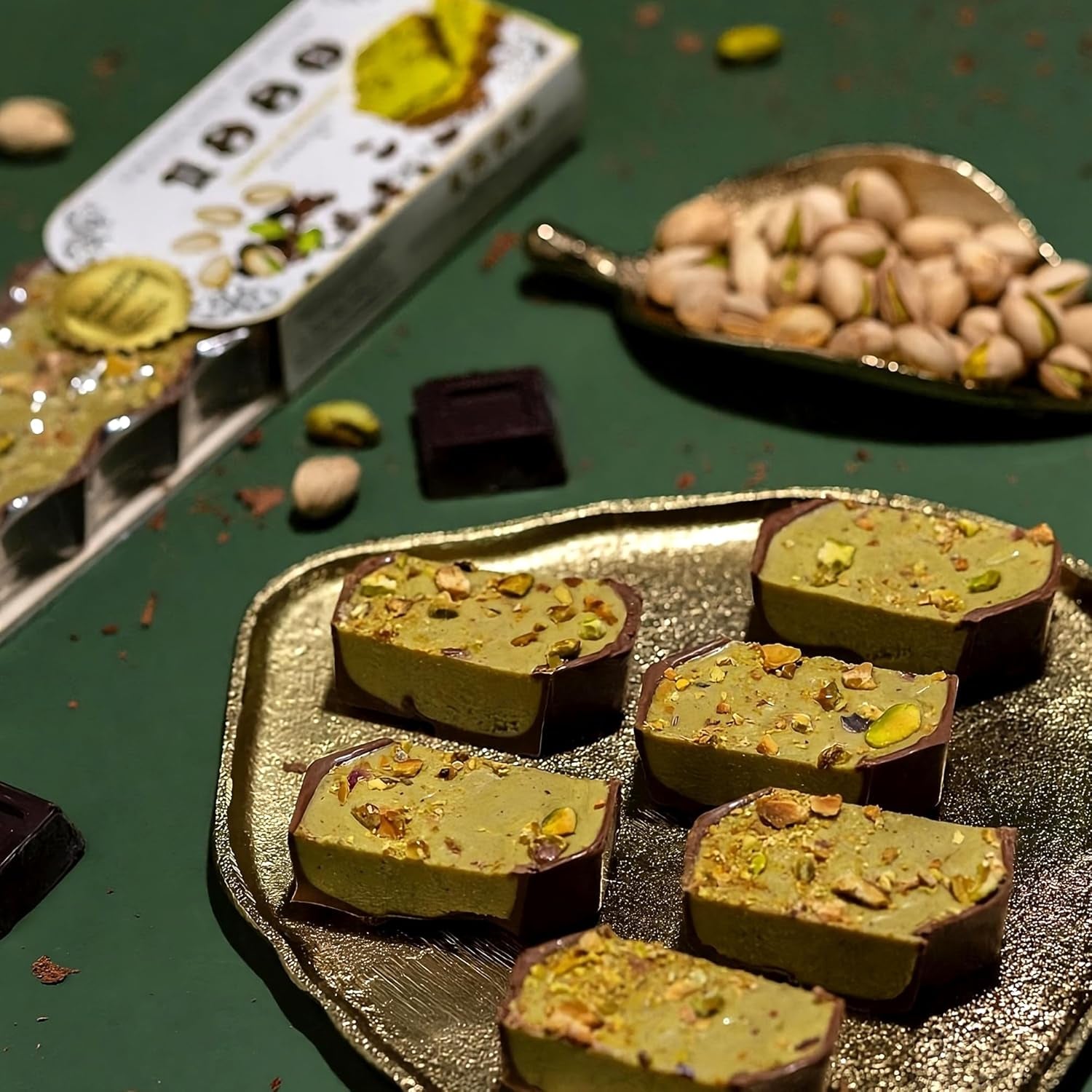 Torrone artigianale al cioccolato e pistacchio, 200g, consistenza cremosa, qualità superiore, ingredienti pregiati, gusto autentico, il torrone più costoso del mondo