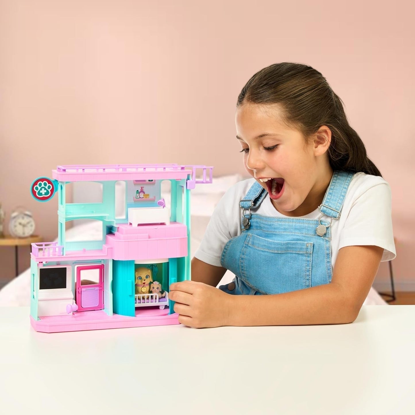 Little Live Pets Mama Surprise Families Baby Clinic Playset, 3 cuccioli di Retriever inclusi, Magic, set da gioco fronte-retro (27,8 cm di larghezza, 23,8 cm di altezza). Dare da mangiare, fare il bagno e giocare, regalo per bambini Action figures Naty Shop