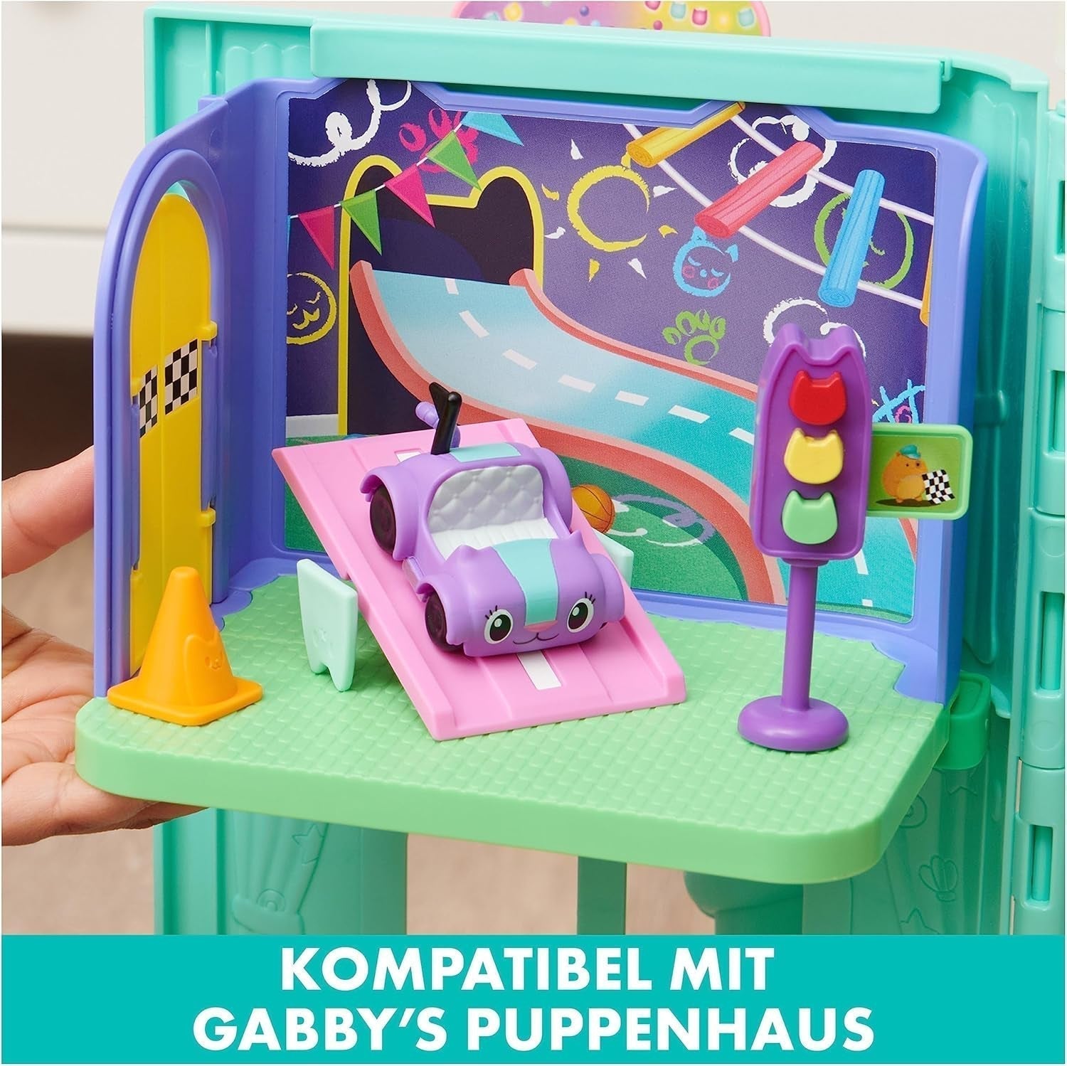 Camera Deluxe della Casa delle Bambole di Gabby, Sala Giochi Purr-Ific, Sala Giochi con Macchinina Carlita, 2 Mobili e 2 Scatole a Sorpresa con Accessori, Adatta a partire dai 3 Anni Naty Shop Dollhouses
