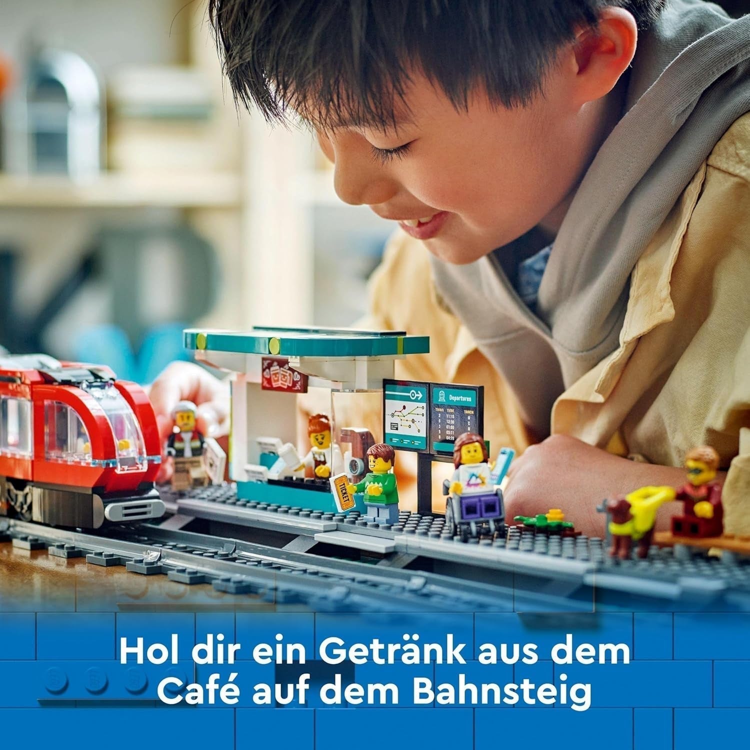 Tram LEGO City con stazione, idea regalo per gli appassionati di veicoli a partire dai 7 anni, con 6 minifigure e un cane guida per giochi di ruolo, giocattolo costruibile 60423 Set da costruzione Besuche den LEGO-Store