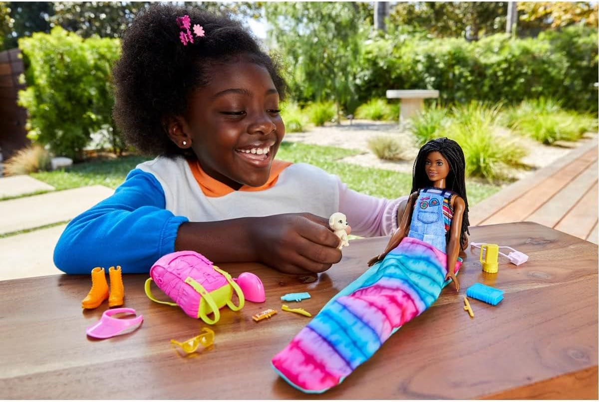 Barbie HDF74 Confezione doppia bambola! Brooklyn Camping Doll (Bruna con trecce intrecciate, circa 29 cm) con cucciolo, zaino, sacco a pelo, 10 accessori da campeggio, regalo per bambini dai 3 anni in su