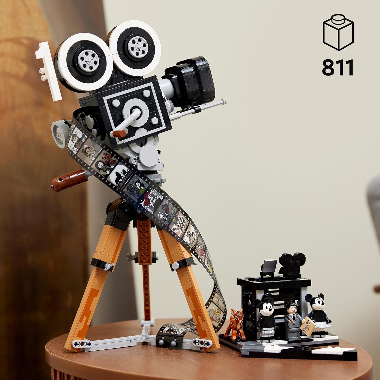 LEGO | Disney Camera - Omaggio a Walt Disney, Set per adulti con minifigure di Topolino e Minnie, personaggi di Bambi e Dumbo, Regalo per donne, uomini e fan, Esposizione 43230 Set da costruzione Besuche den LEGO-Store