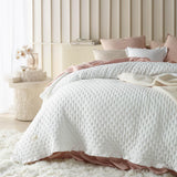 ROOM99 Molly Elegante copriletto in bianco 240 x 260 cm Copriletto versatile come copriletto o divano Coperta per letto e divano Stile coperta Ideale come copriletto Letti e coperte Beuche den ROOM99-Store