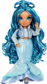 Rainbow High Winter Wonderland - Skyler (Blu) - Bambola alla moda con accumulo di acqua magica nascosta da 28 cm con set pupazzo di neve, adatta per bambini dai 4 ai 12 anni e collezionisti Naty Shop Dolls