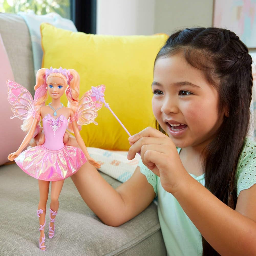 Mattel Barbie Doll con bacchetta magica e accessori moda, tema fantasy con ali e vestito che cambia colore, JCP76, [Multicolore]