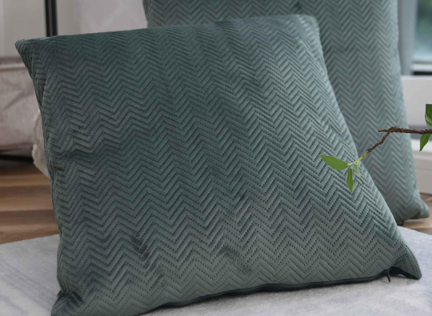 Cuscino decorativo con scatola per tende LxP 45X45 cm Jacquard verde "Greta" con design a spina di pesce Facile da pulire Chiusura con cerniera Imbottitura morbida 320 G - Varietà di colori, 2023510 Cuscini da viaggio Naty Shop Saluti