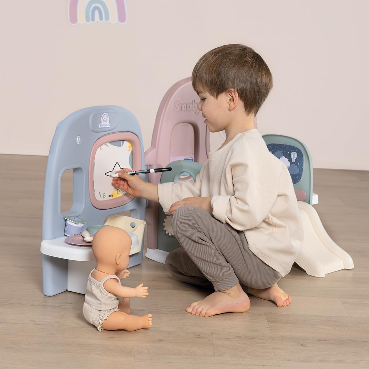Smoby - Baby care Cameretta per bambole - Centro giochi per bambole Cameretta + Asilo Vita quotidiana - Area di gioco pieghevole con rotazione di 360° - 6 accessori - Realizzato con materiale riciclato al 90% in Francia, da 3 anni