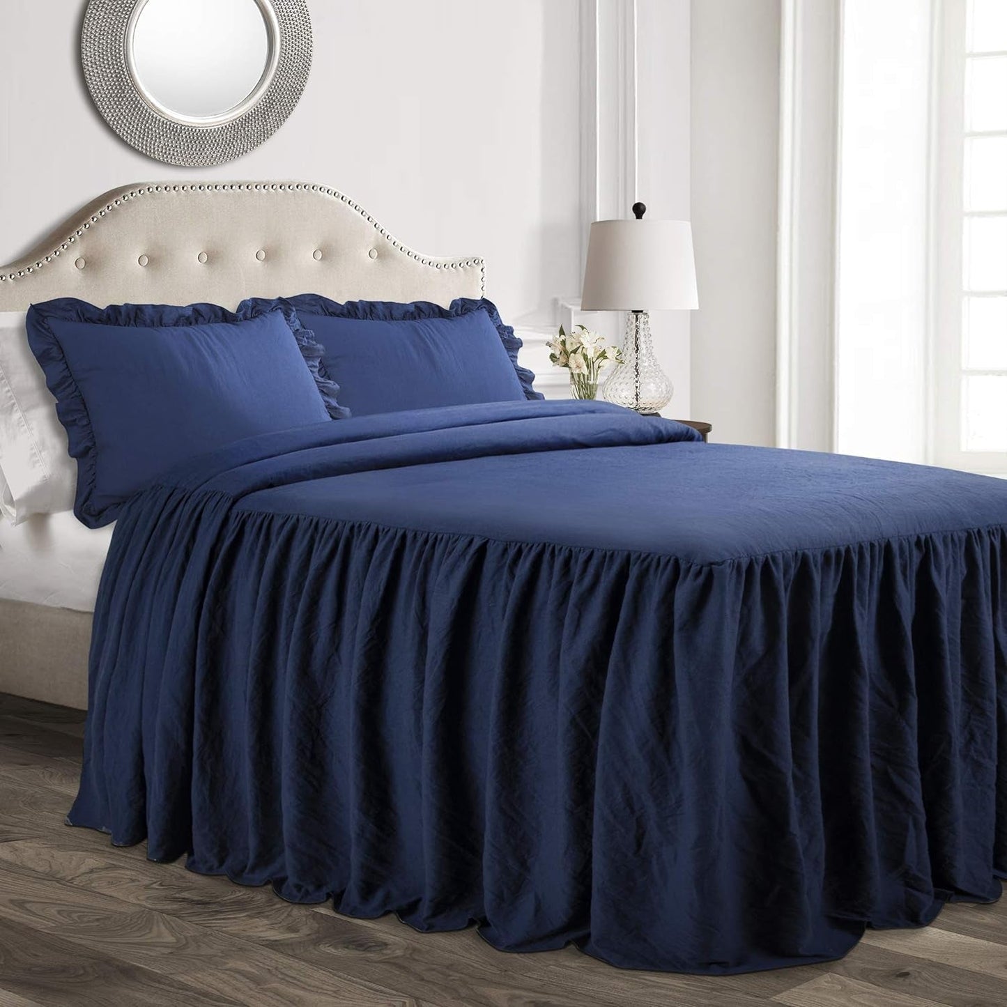 Lussuoso set di biancheria da letto con gonna a volant Set di biancheria da letto di lusso in 3 pezzi per la fattoria Elegante e affascinante dettaglio di volant Stile senza tempo e design classico Morbido e leggero King Size Lussuosi letti e trapunte con decorazioni blu navy King