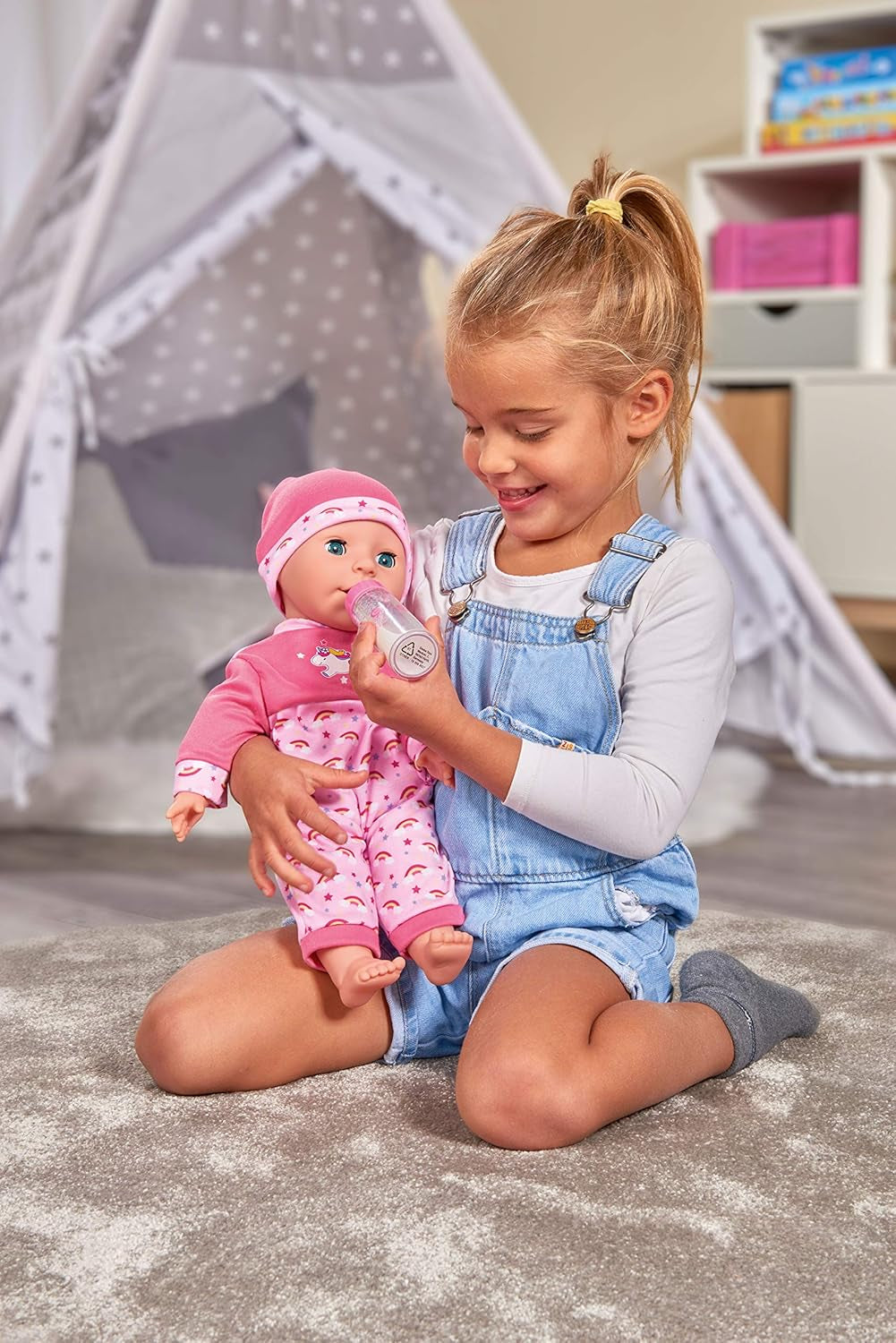 Simba 105140060 - Laura Tickle Baby Doll dal corpo morbido con materassino arcobaleno, emette 25 suoni da bambino, 38 cm, bambola da 2 anni in su