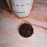 ESPRESSO | Caffè in grani 500g - 100% Arabica | Appena tostato per preparare l'espresso | Caffè in grani interi | Gusto classico del caffè