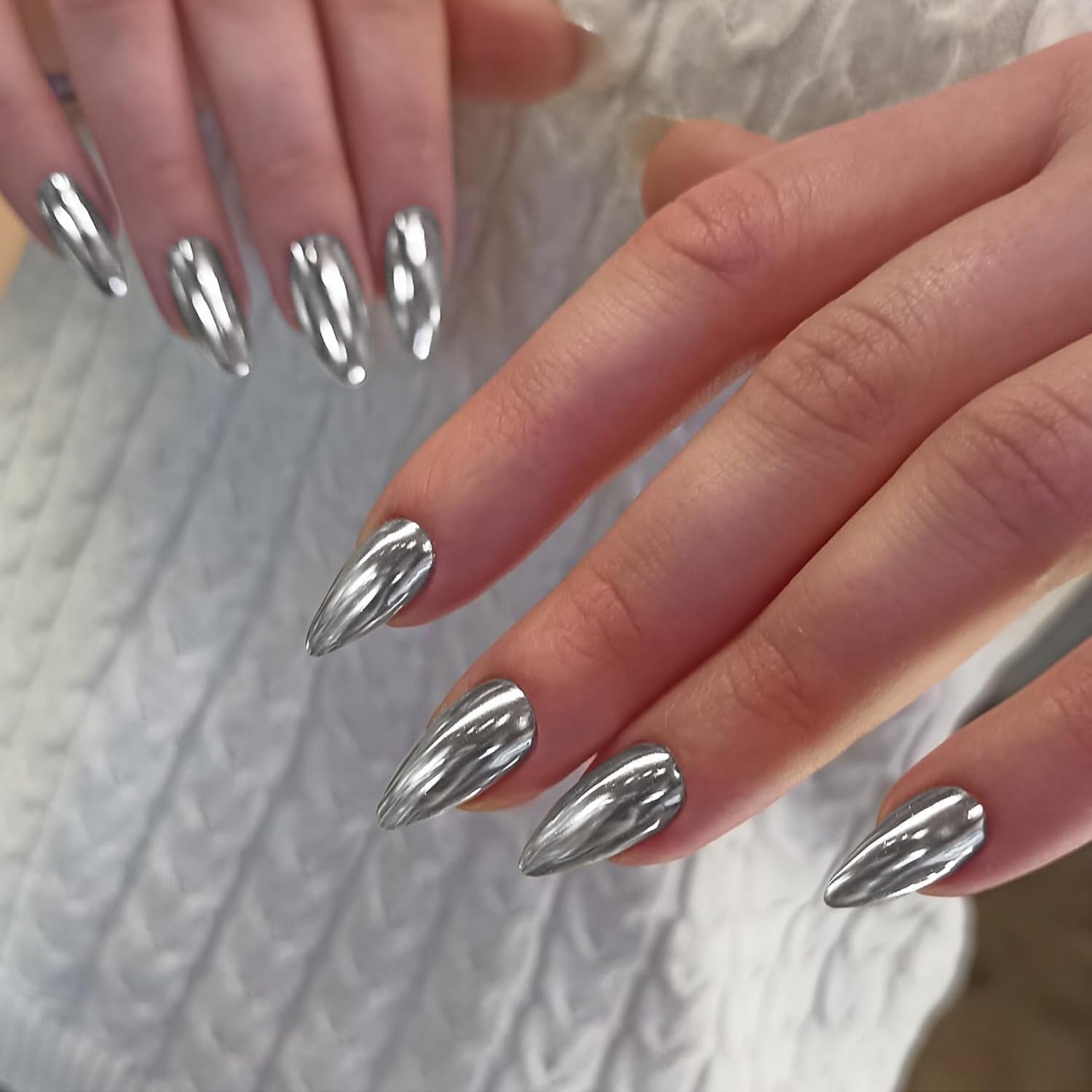 Unghie cromate autoadesive - Colla glitterata marrone mandorla media sulle unghie Unghie finte glitterate Colla sulle unghie artificiali Unghie acriliche smaltate per donne 24 pezzi