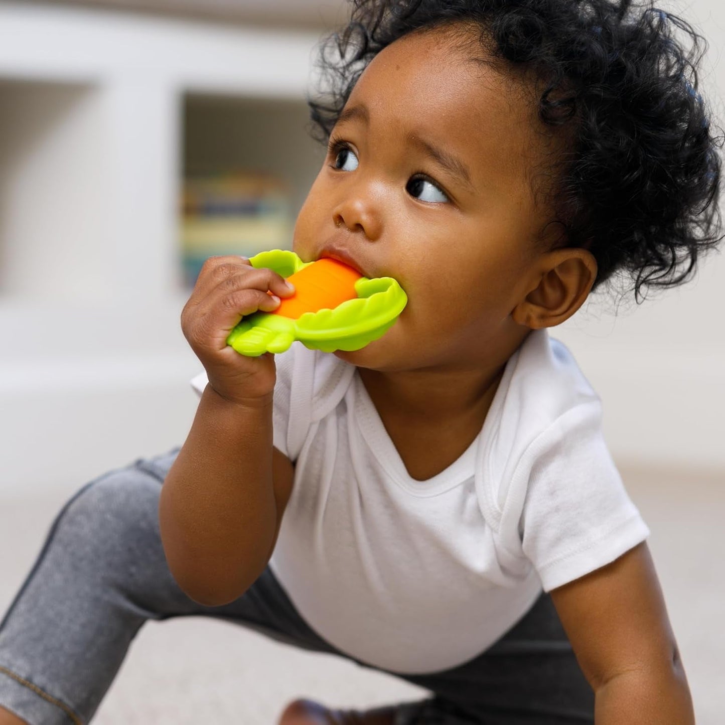 Infantino Lil' Nibbles, Massaggiagengive in silicone strutturato, Giocattolo massaggiagengive per neonati senza BPA, Morbido, facile da tenere, Stimolazione sensoriale per neonati, Carota