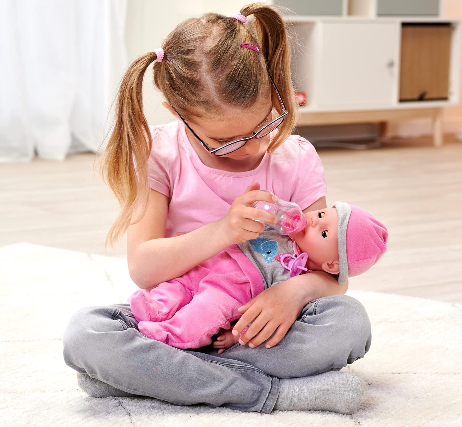 Simba 105140066 - Laura Interactive, bambola dal corpo morbido con occhi assonnati, balbetta quando si muove, beve dalla bottiglia e dorme, 40 cm, bambola da 2 anni Naty Shop Dolls