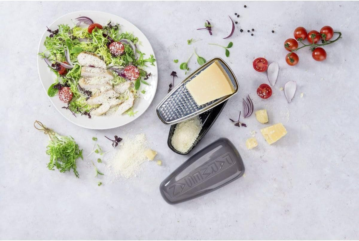 FACKELMANN Food&More 45463, Grattugia per parmigiano in acciaio inox con scatola salvafreschezza Pelapatate Naty Shop