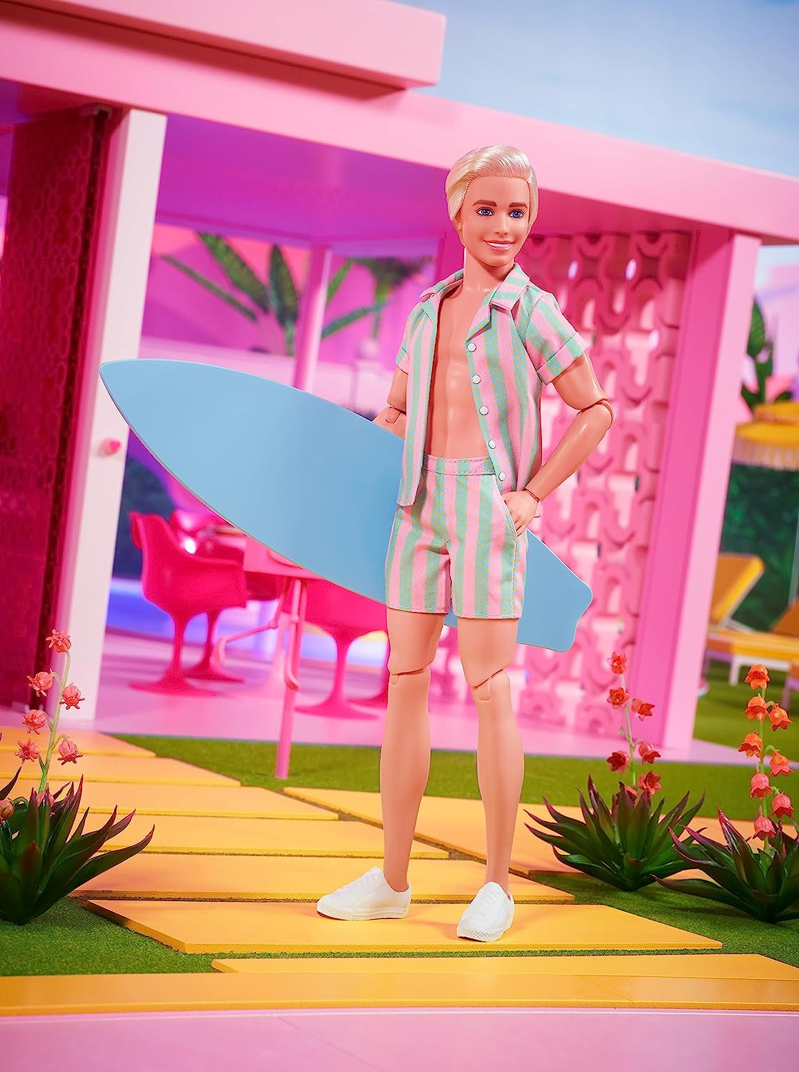 Barbie il film - Appassionati di film, bambola Ken, bambola da collezione con tavola da surf e scarpe da ginnastica, corpo mobile, capelli biondo platino, adatta come regalo per bambini di 3 anni, bambole HPJ97 Naty Shop