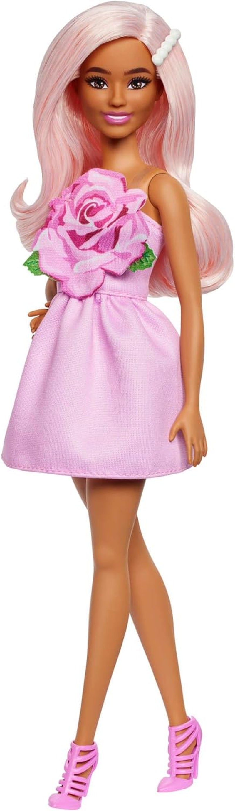 Bambola Barbie Fashionistas n. 238 con capelli rosa pastello, abito senza spalline con corpetto rosa, fermaglio per capelli con perle e tacchi alti e mollette, HYT94