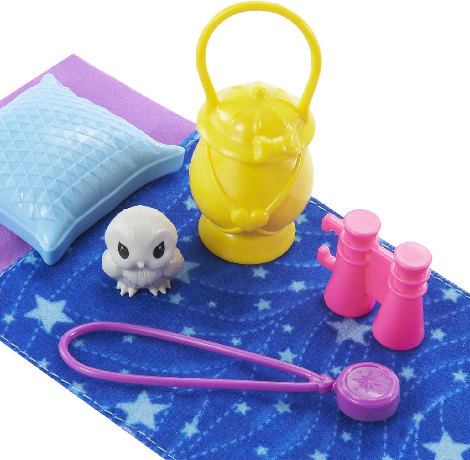 Serie Barbie Chelsea, bambola Chelsea da campeggio con capelli biondi, gufo, sacco a pelo, cuscino, torcia elettrica, binocolo, accessori da campeggio, regalo per bambini, giocattolo da 3 anni in su, HDF77