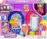 Barbie Extra Minis, bambola Extra Mini e set da gioco boutique, armadio con armadietti, mensole, specchi, piattaforma a 360°, bambola Extra Mini con accessori per capelli rosa, HHN15