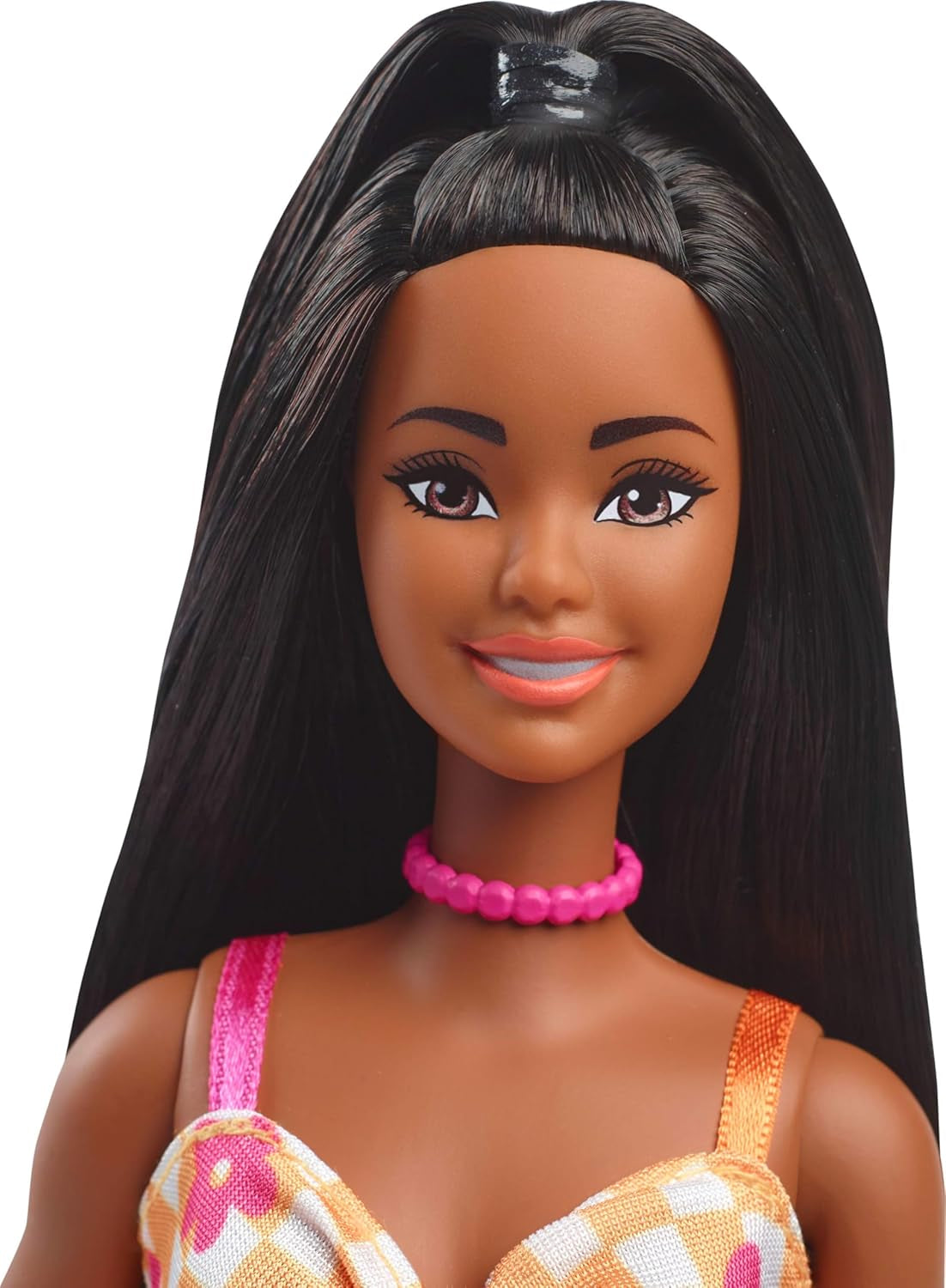 Bambola Barbie Fashionistas n. 233 con capelli neri, abito midi scozzese arancione con fiori rosa, collana e sandali, HYT91
