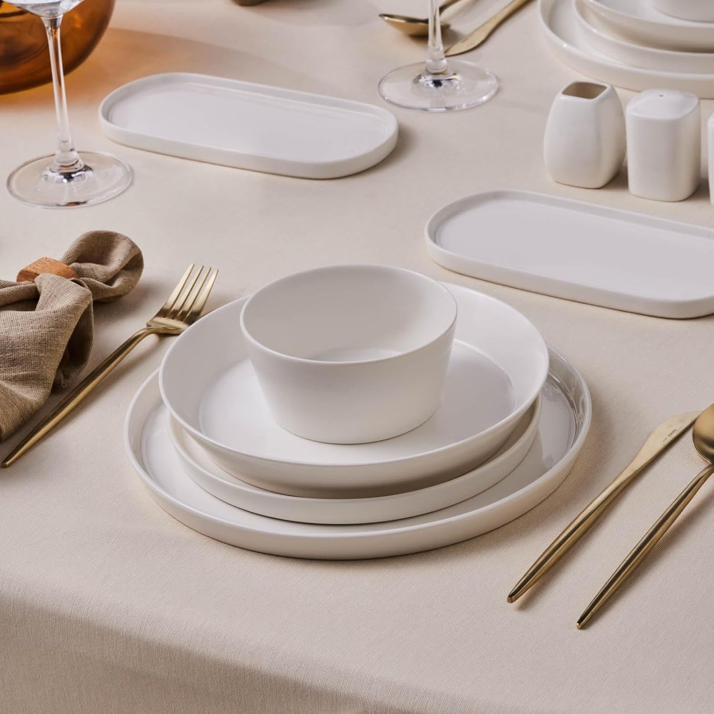 Karaca Stream Bone Bomo Set di stoviglie per 12 persone Elegante set di piatti quadrati Eleganti stoviglie in porcellana bianca