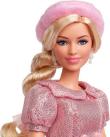 Barbie Il film basato sul film Margot Robbie nei panni di Barbie, personaggio da collezione in camicetta rosa e gonna in tulle con acconciatura stilizzata e gioielli abbinati JBJ53
