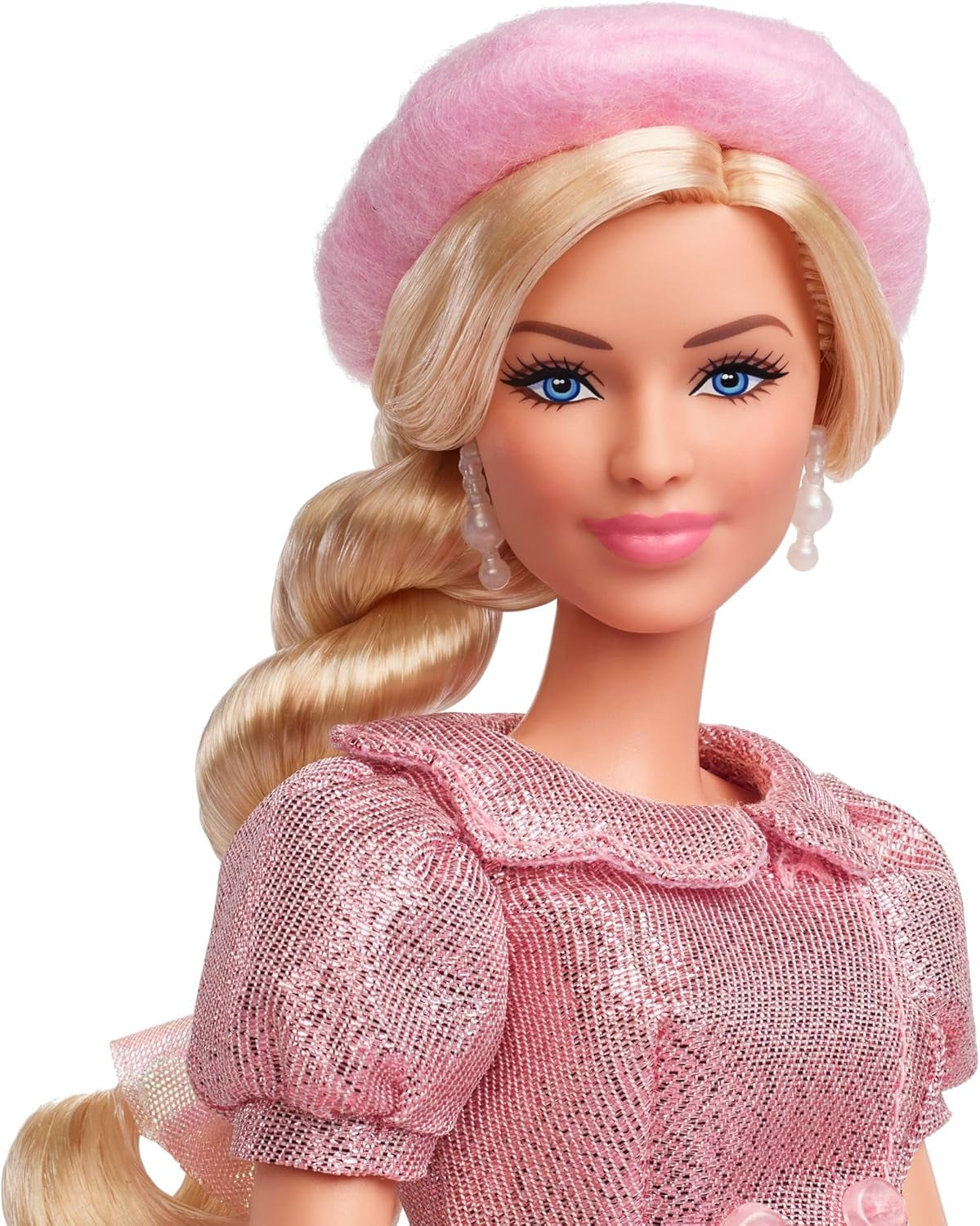 Barbie Il film basato sul film Margot Robbie nei panni di Barbie, personaggio da collezione in camicetta rosa e gonna in tulle con acconciatura stilizzata e gioielli abbinati JBJ53