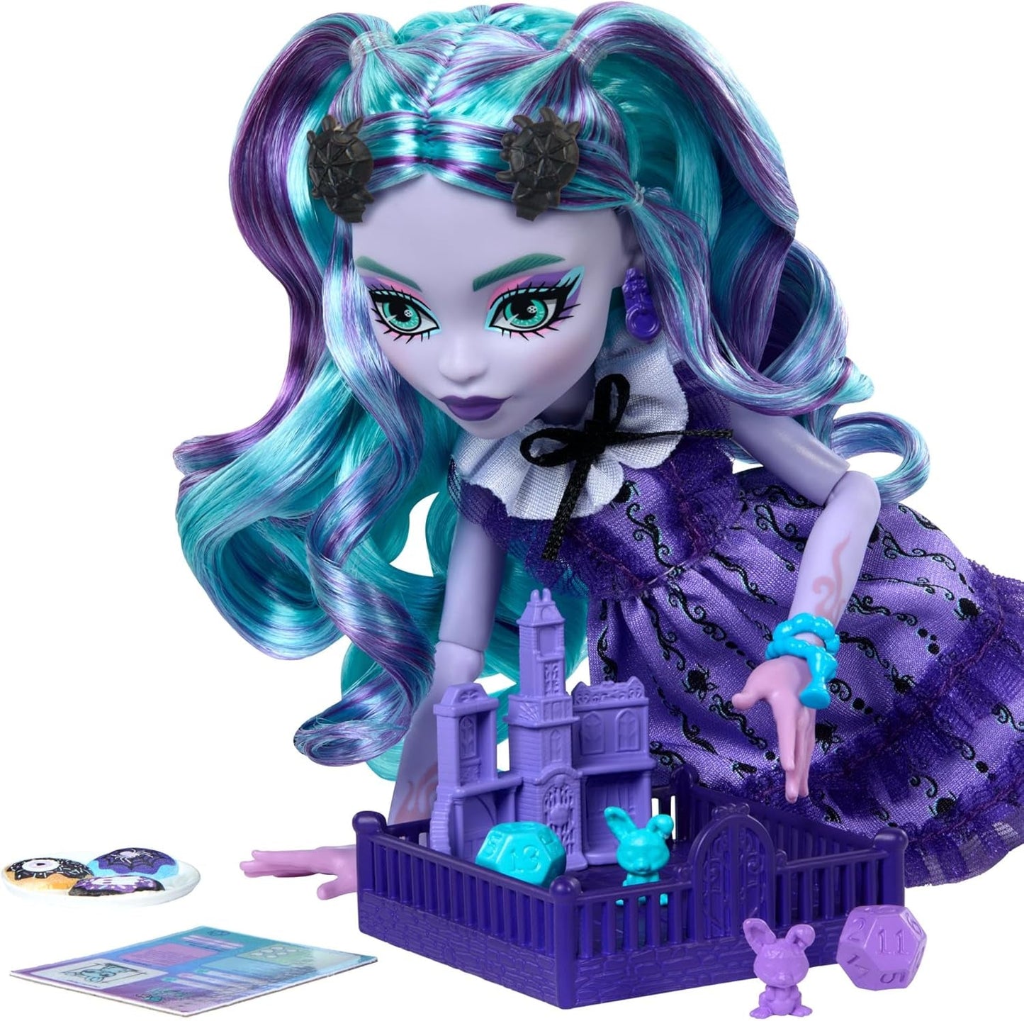 Monster High Fearbook Twyla Set di accessori a tema bambola e film club, giacca universitaria, album di laurea, gioco da tavolo e biscotti, HXW31