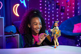 Monster High Cleo de Nile Puppe, Mummie Modepuppe, Königliches Outfit, Killersstiefel, Pyramidenrucksack, Zubehör, für Kinder ab 4 Jahren, HHK54
